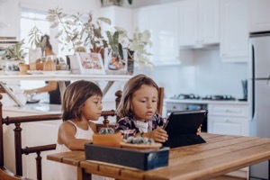 Little kid and his sister use digital tablet toget 2022 02 01 22 37 49 utc