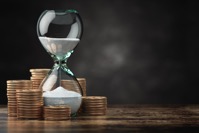 Golden coins and hourglass clock return on invest 2021 08 28 00 33 48 utc