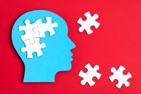 Papercut head with jigsaw puzzle pieces inside men 8LY7JTP