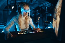 The blonde is playing a computer game blogger in 2022 09 11 18 13 07 utc