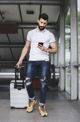 White man carrying luggage 2022 03 30 20 23 32 utc